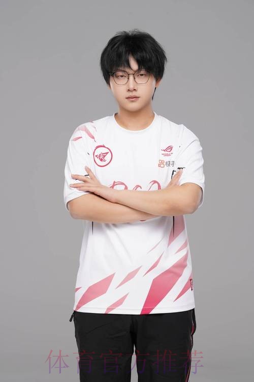 Fly发布个人春季赛定妆照拍摄花絮并配文:新起点,全力以赴 Fly发布个人春季赛定妆照拍摄花絮并配文:新起点,全力以赴